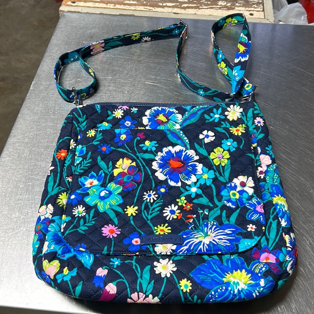 NWOT Vera Bradley Carson Mailbag Moonlight Garden